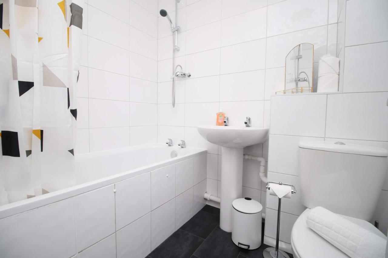 2Bedroom Home- Free Parking, Wi-Fi & Patio- Available For Long Or Short Term Bristol Exterior foto