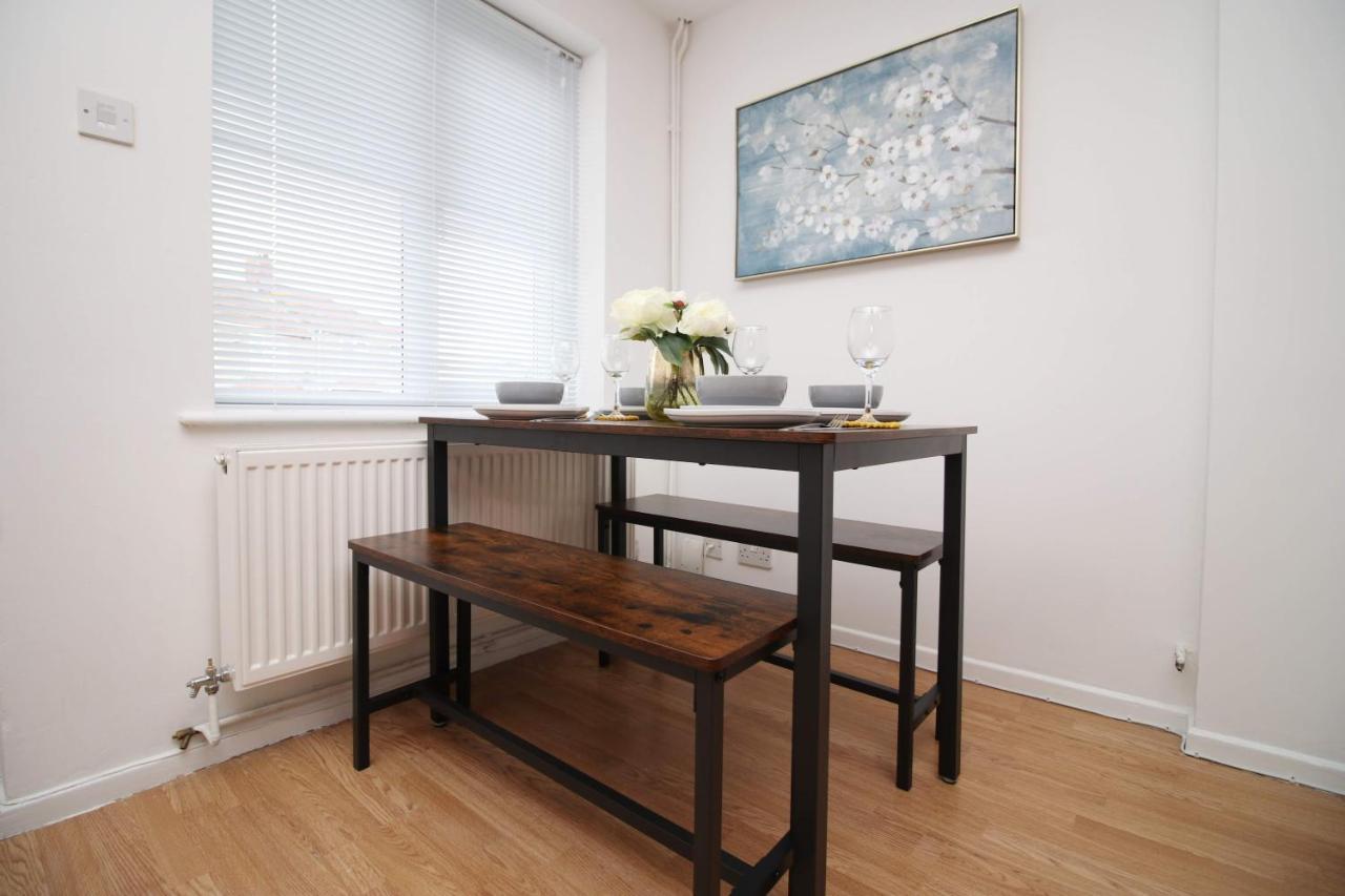 2Bedroom Home- Free Parking, Wi-Fi & Patio- Available For Long Or Short Term Bristol Exterior foto