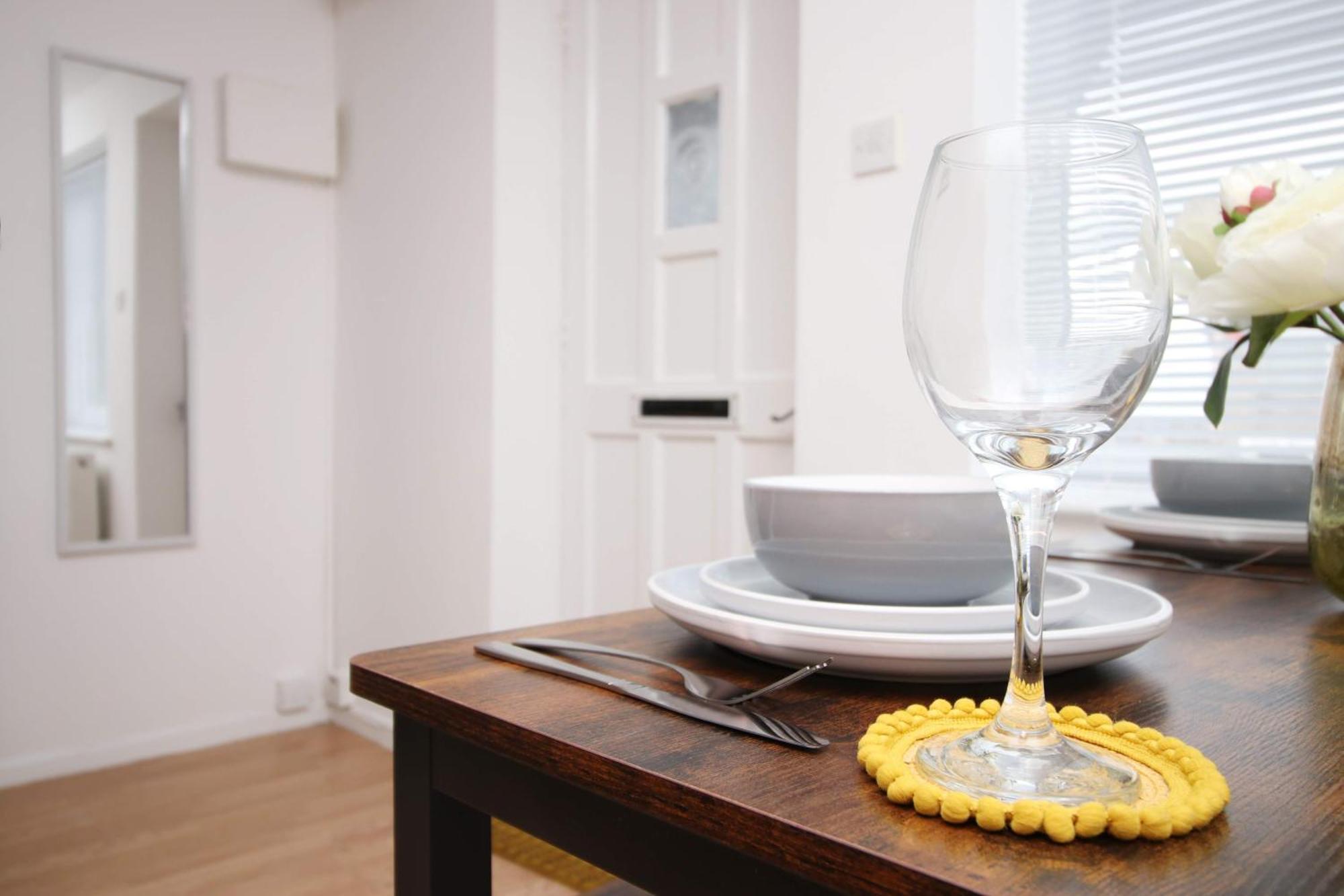 2Bedroom Home- Free Parking, Wi-Fi & Patio- Available For Long Or Short Term Bristol Exterior foto